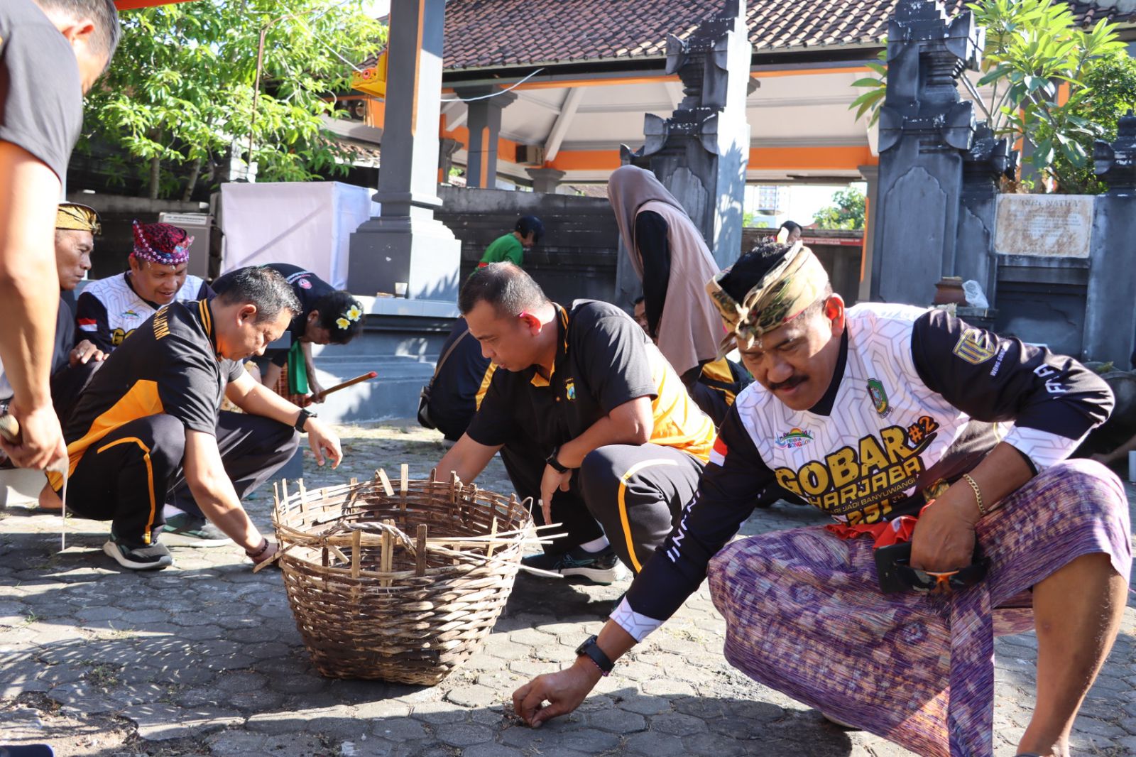 Bakti Religi Hari Bhayangkara ke 77 Polresta Banyuwangi Bersihkan Rumah Ibadah di Bumi Blambangan