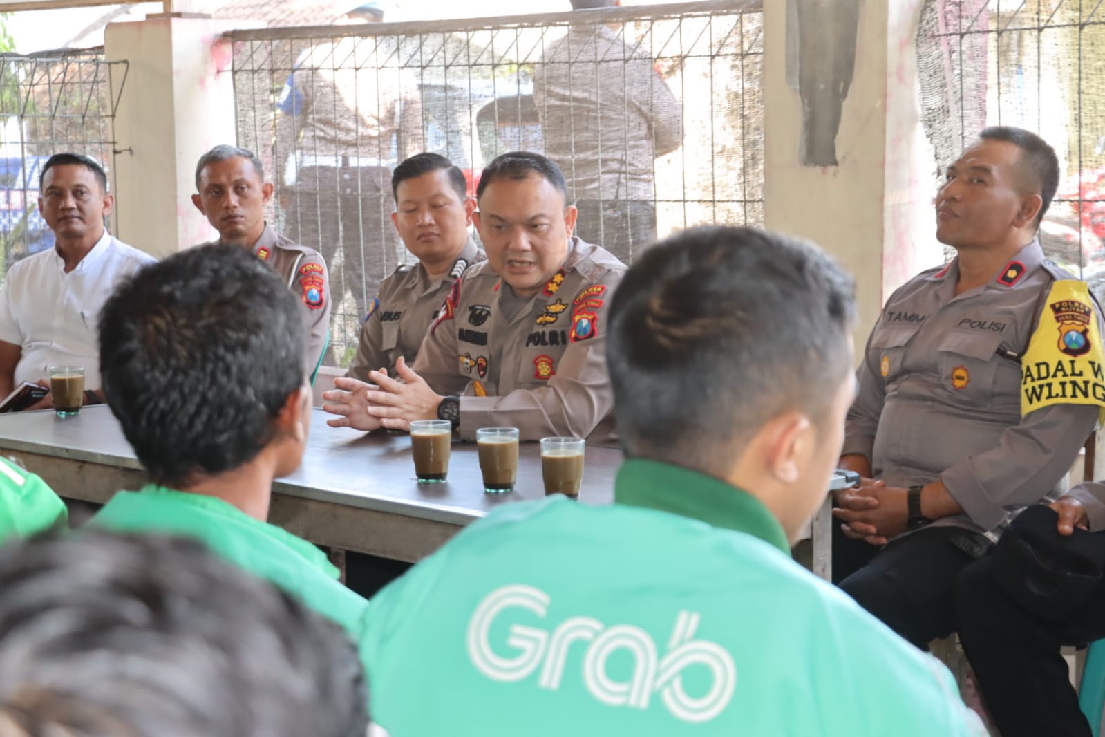 Polres Blitar Sampaikan Pesan Kamtibmas Kepada Komunitas Ojol Melalui “Tiada Hari Tanpa Teman Baru”
