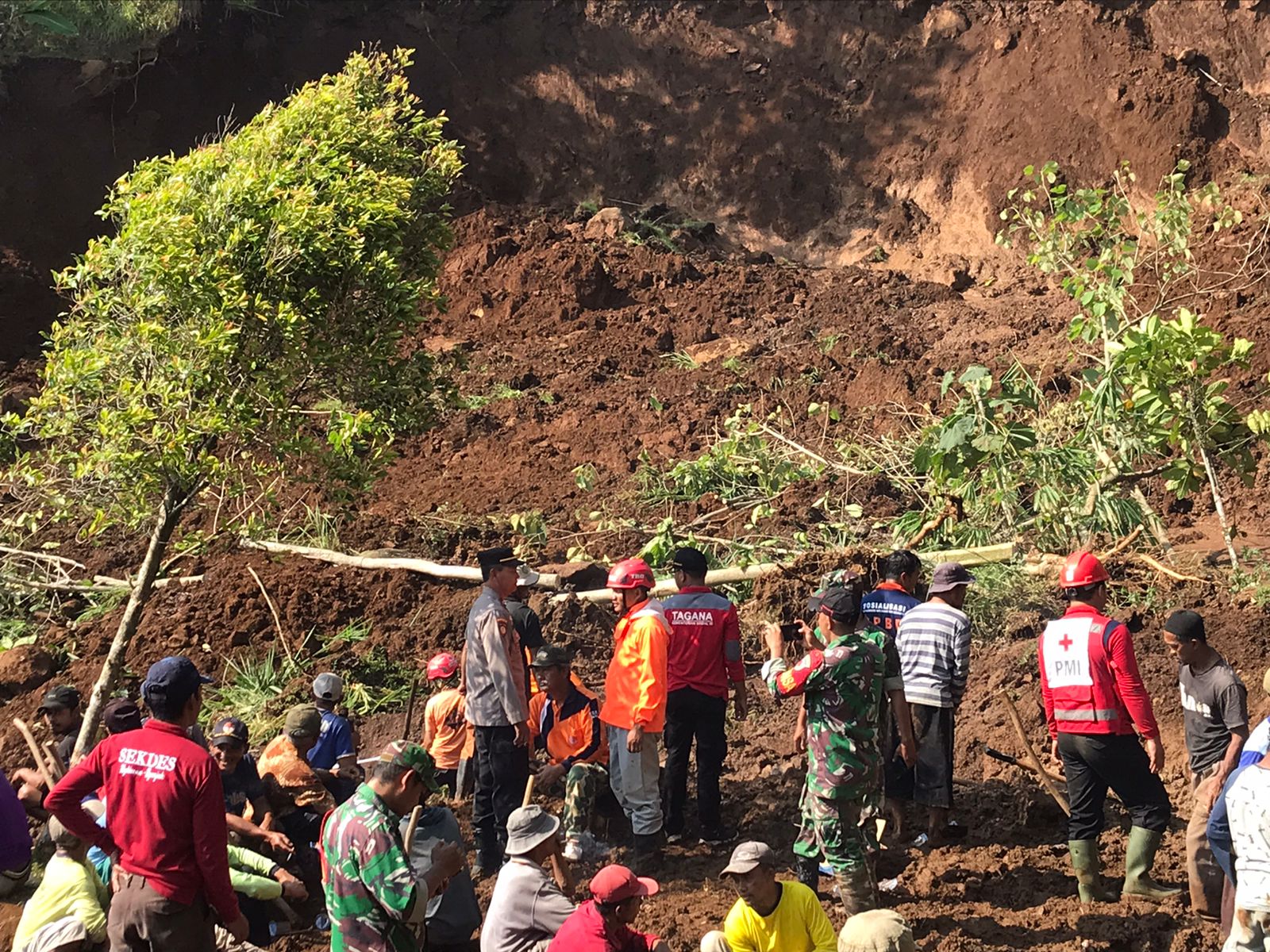 Sinergisitas TNI-Polri dan Masyarakat Tangani Dampak Tanah Longsor di Nganjuk