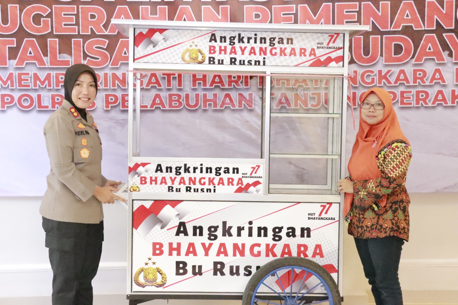 Polres Pelabuhan Tanjungperak Salurkan Bantuan Gerobak Angkringan Bhayangkara ke Pelaku UMKM