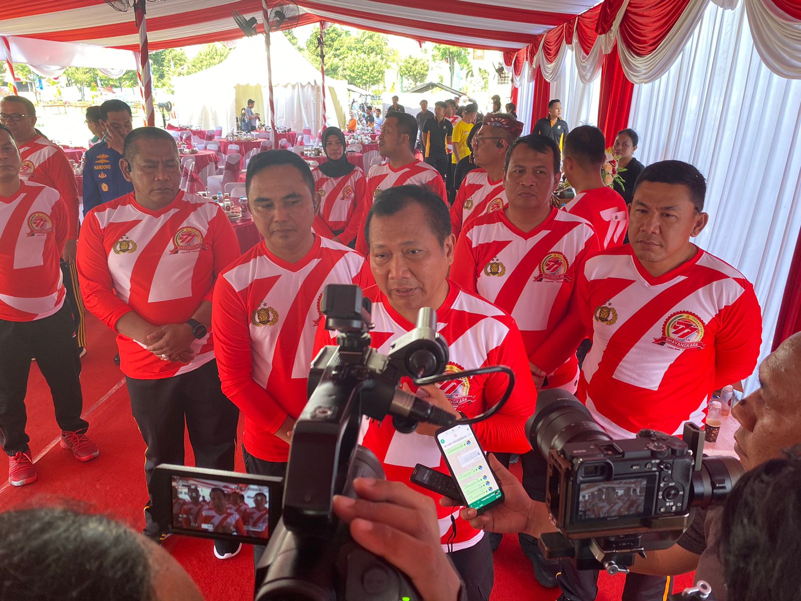 Rayakan Hari Bhayangkara ke 77 Bersama Masyarakat, Polda Jatim Gelar Fun Walk Fun Run