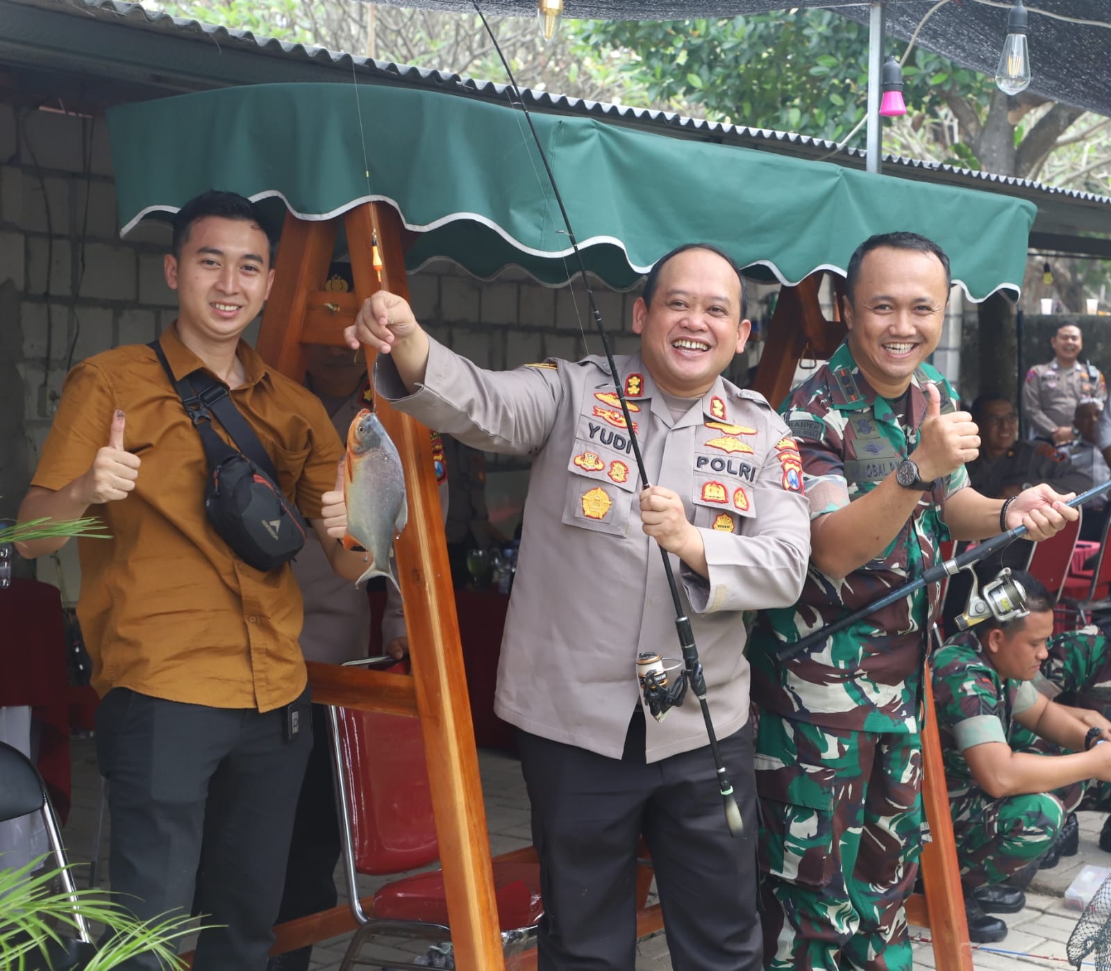 Sinergitas TNI-Polri, Kapolres Mojokerto Dan Dandim 0815 Tebar Ribuan Benih Ikan Nila