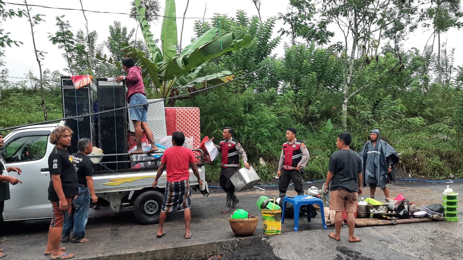 Polres Lumajang Terjunkan Personel Bantu Evakuasi Korban Bencana Banjir Lahar Dingin Gunung Semeru