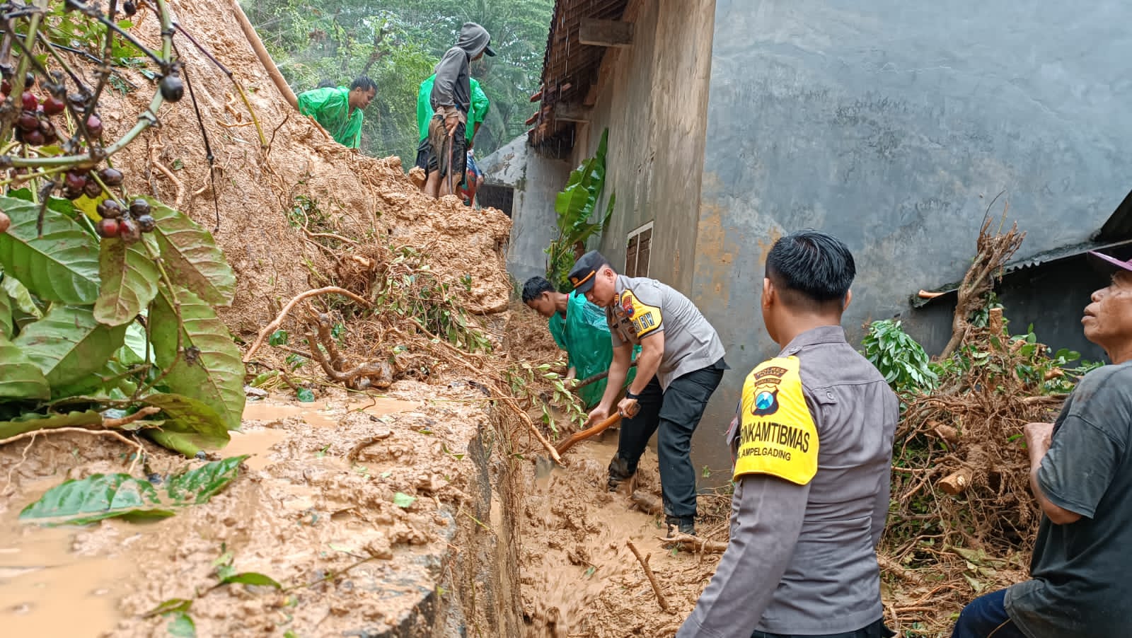 Tanggap Bencana, Polisi Bantu Evakuasi Korban Banjir dan Tanah Longsor di Malang