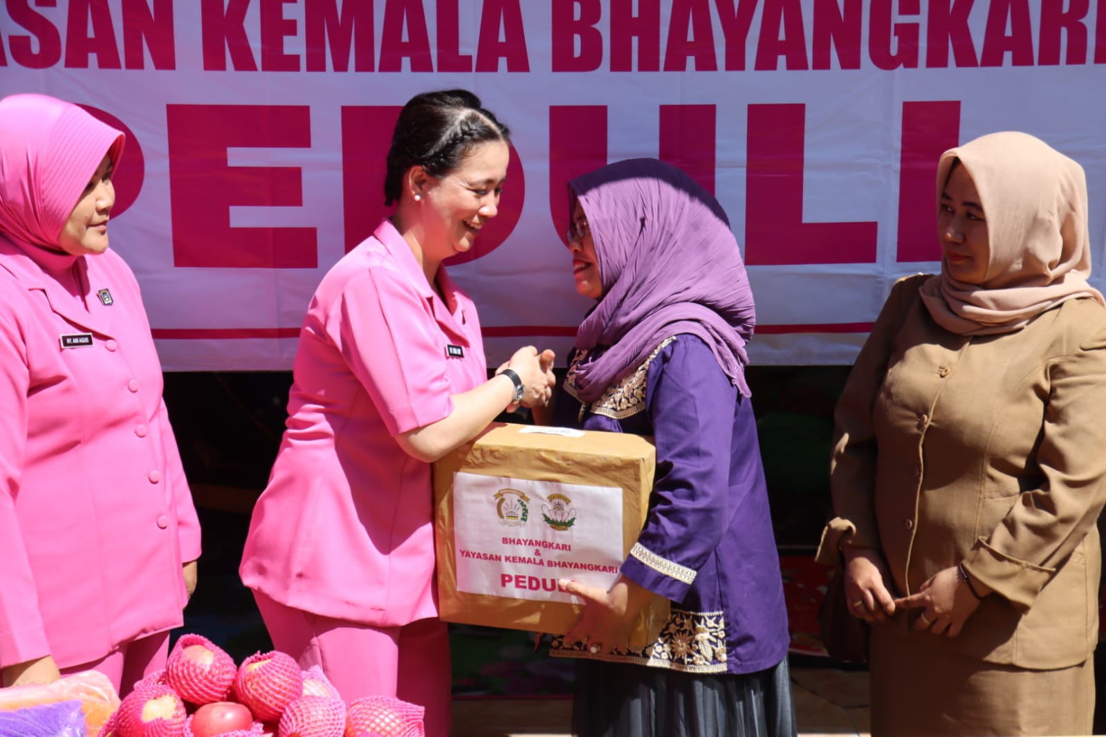 Polres Lumajang dan Bhayangkari Salurkan Bantuan Untuk Korban Banjir Semeru