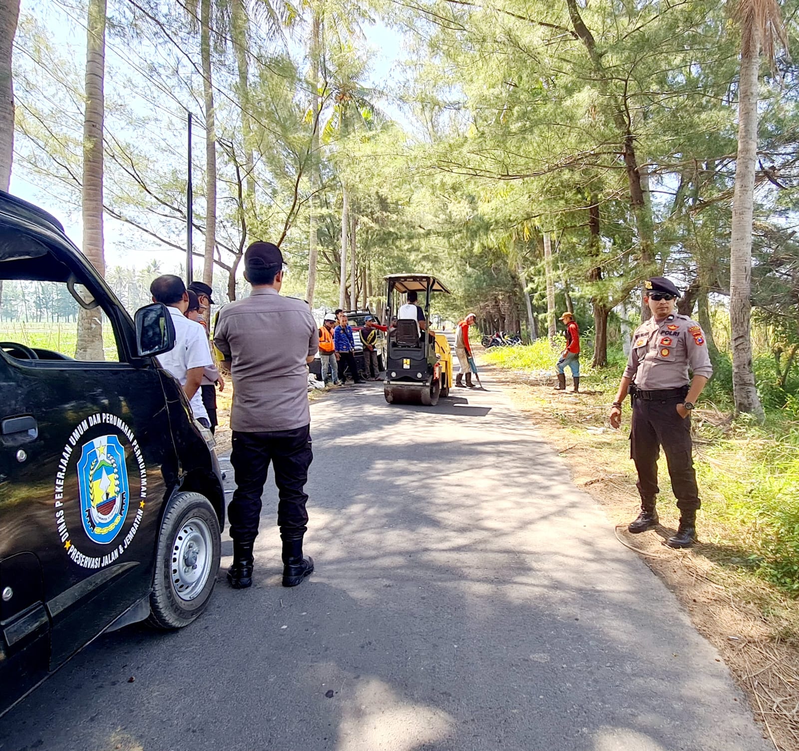 Polisi Bersama Dinas PU Situbondo Pasang Marka Kejut, Cegah Balap Liar di Situbondo