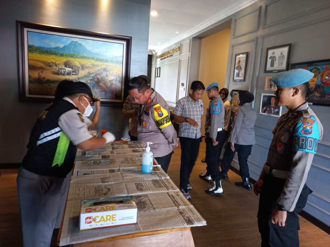Penguatan Pengawasan Polresta Malang Kota Adakan Tes Urine Dadakan Bagi Personel
