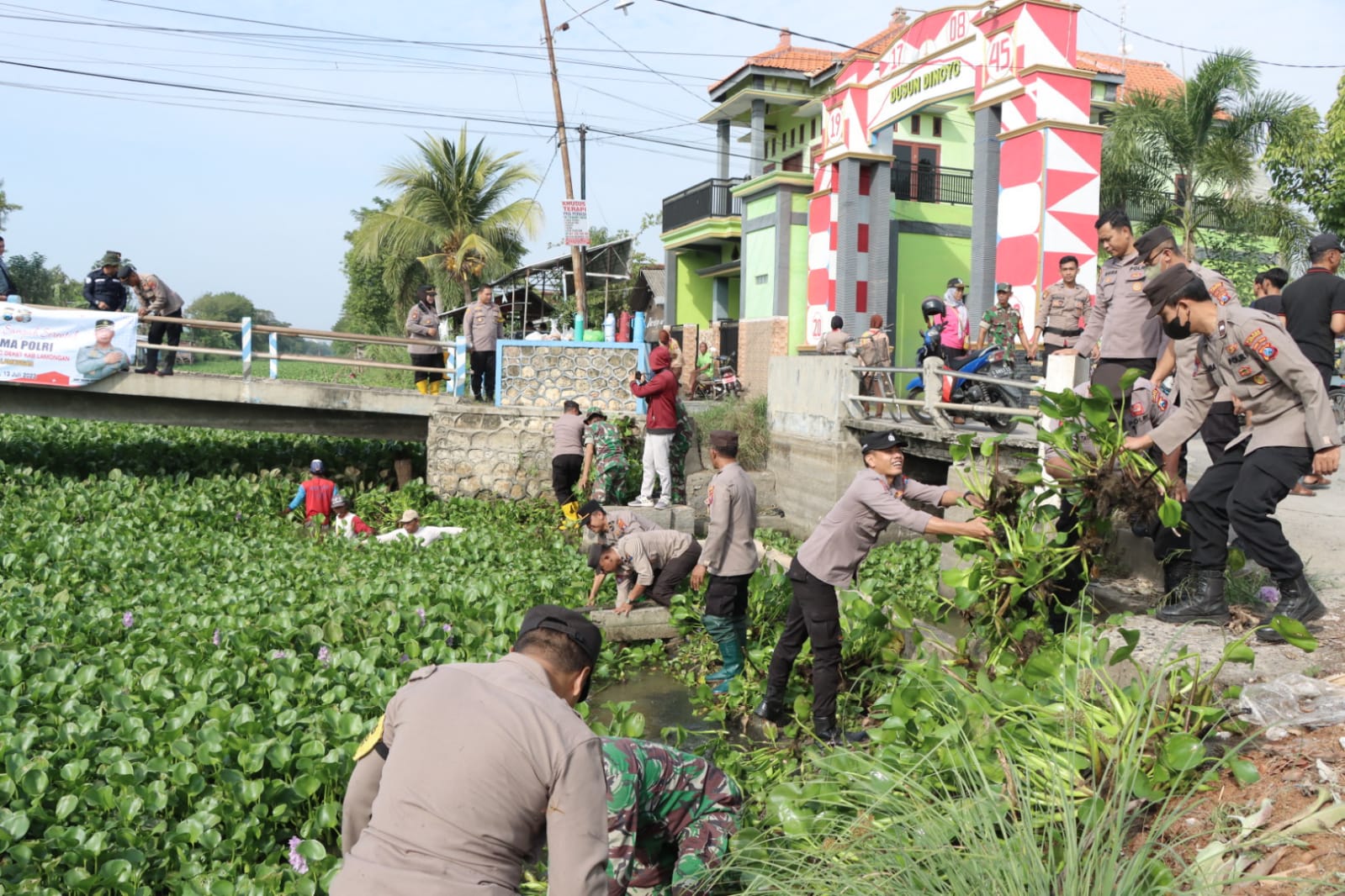 Serentak Bersihkan Sampah Bersama Polri, Polres Lamongan Gandeng Warga Masyarakat Deket Sterilkan Bantaran Sungai