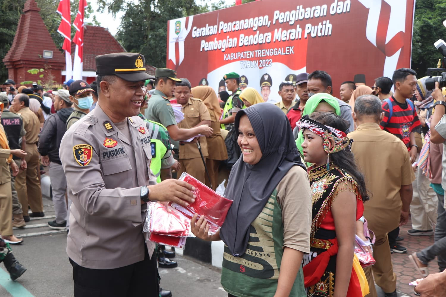 Polres Trenggalek Dukung Penuh Pencanangan, Pengibaran dan Pembagian Bendera Merah Putih