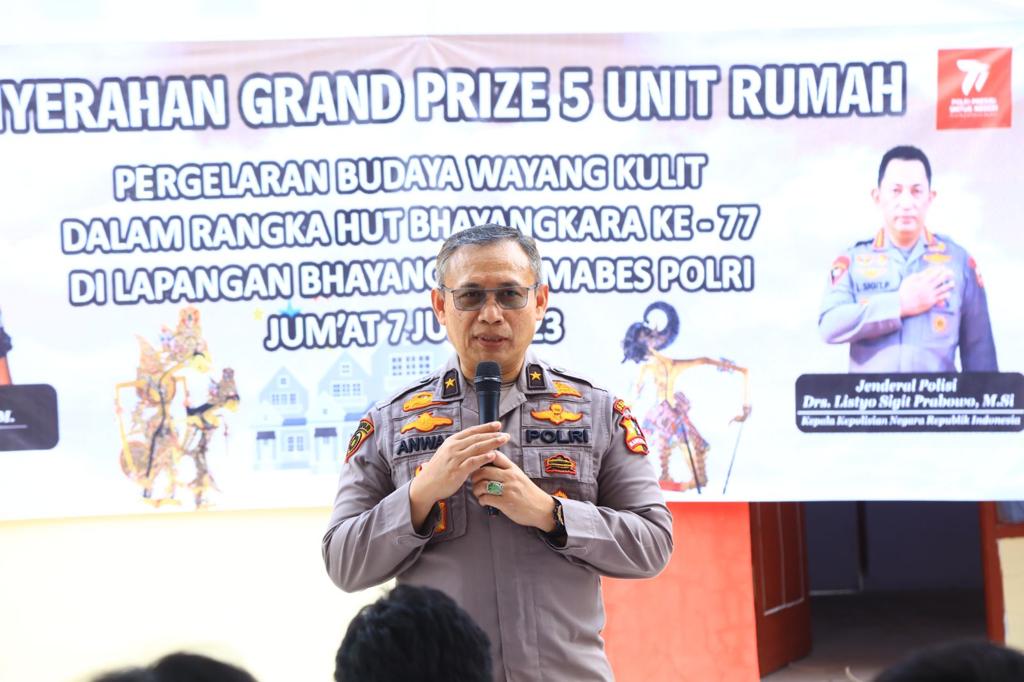 Polri Serahkan Kunci Rumah ke Lima Penonton Wayang Kulit