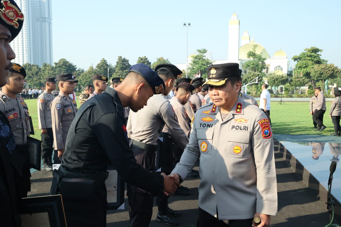 Dinilai Berprestasi Kapolda Jatim Beri Penghargaan Kepada 151 Personel