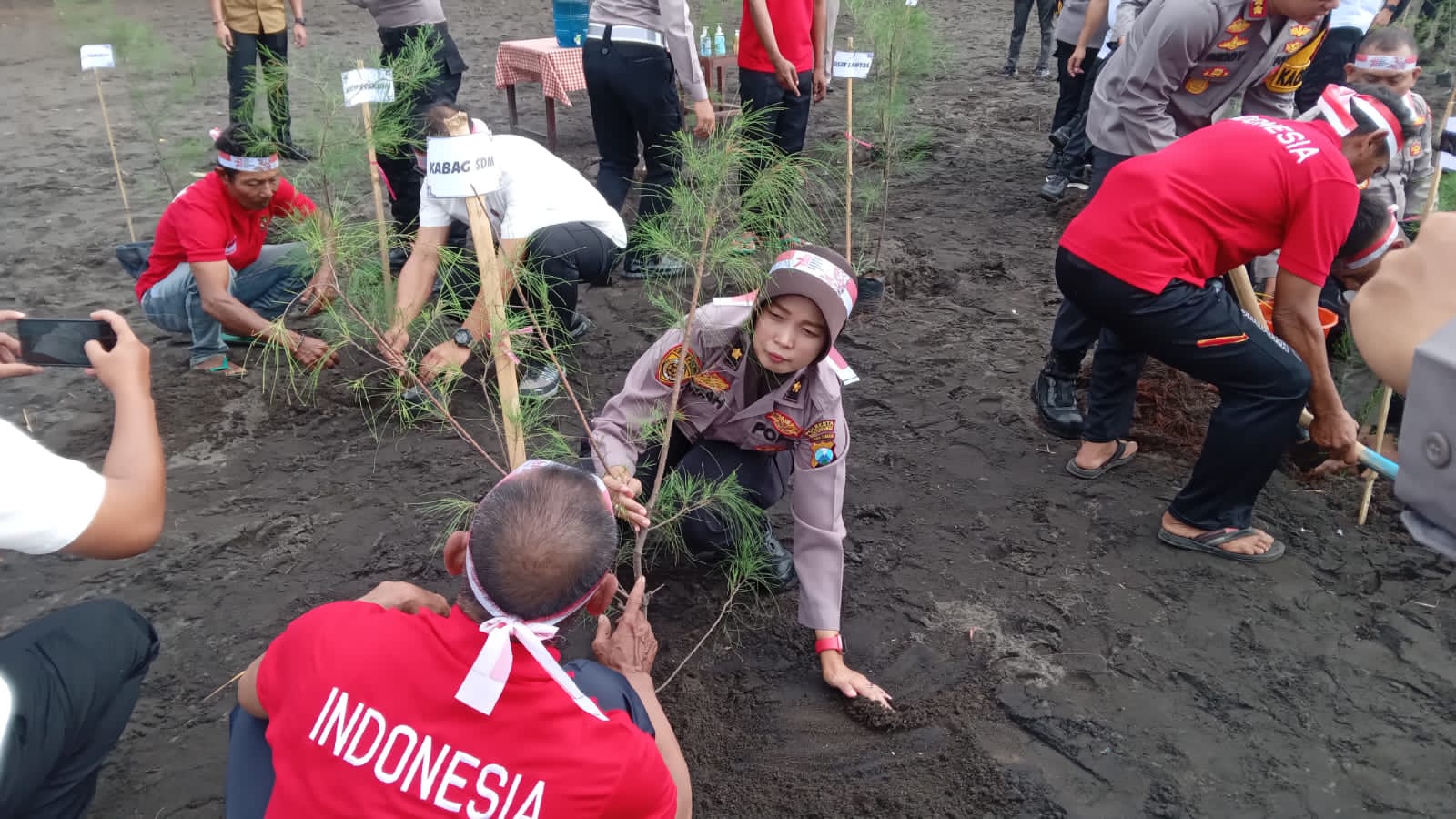 Polri Lestarikan Negeri, Polresta Banyuwangi Tanam 1.531 Bibit Pohon Serentak di HUT RI ke – 78