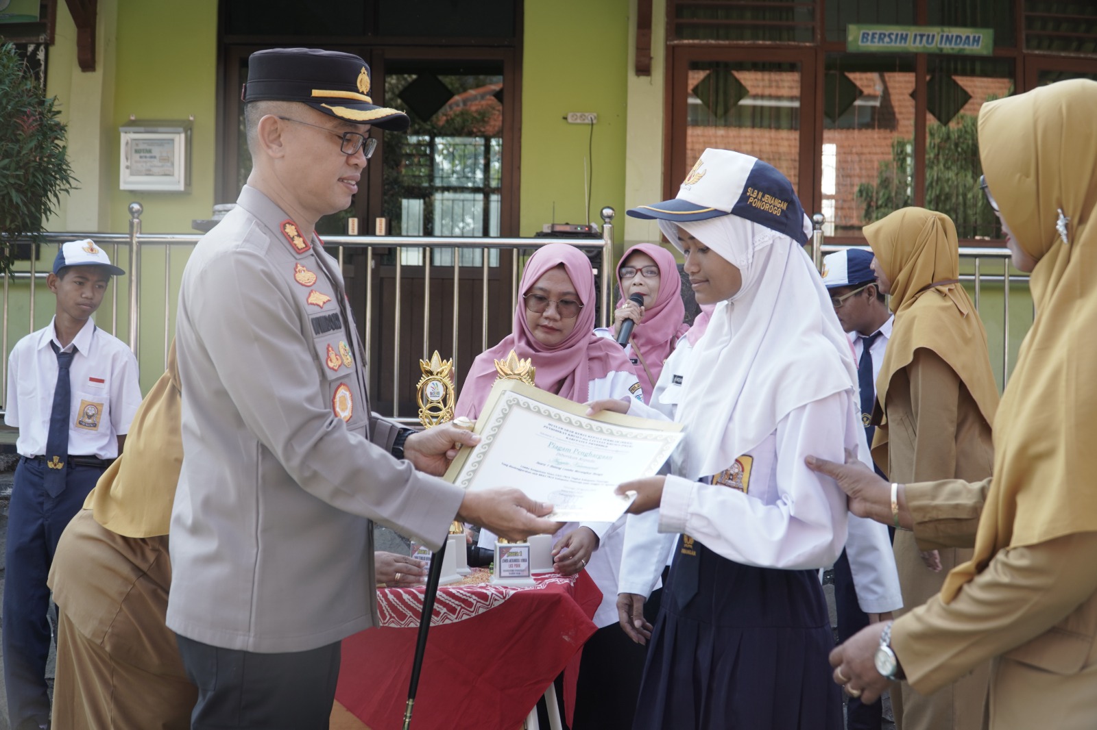 Polisi Peduli Pendidikan, Kapolres Ponorogo Beri Penghargaan Siswa SLBN Yang Berprestasi