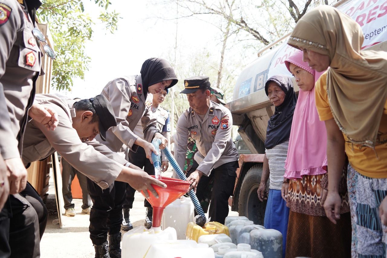 Sinergitas Polwan Polres Ponorogo Bersama TNI dan BPBD Droping Air Bersih Untuk Warga Slahung