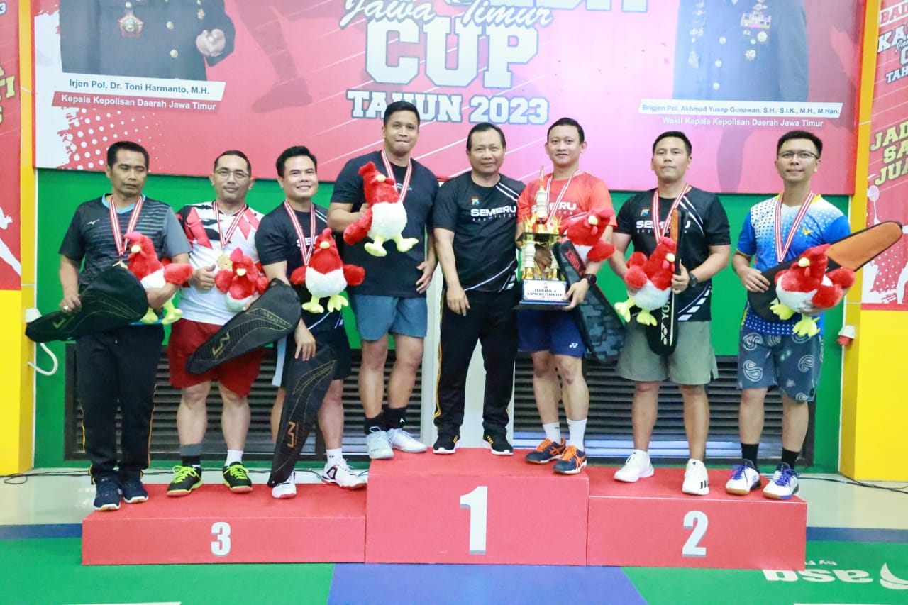 Kapolda Jatim Serahkan Piala dan Medali Kepada Juara Badminton Kapolda Cup 2023