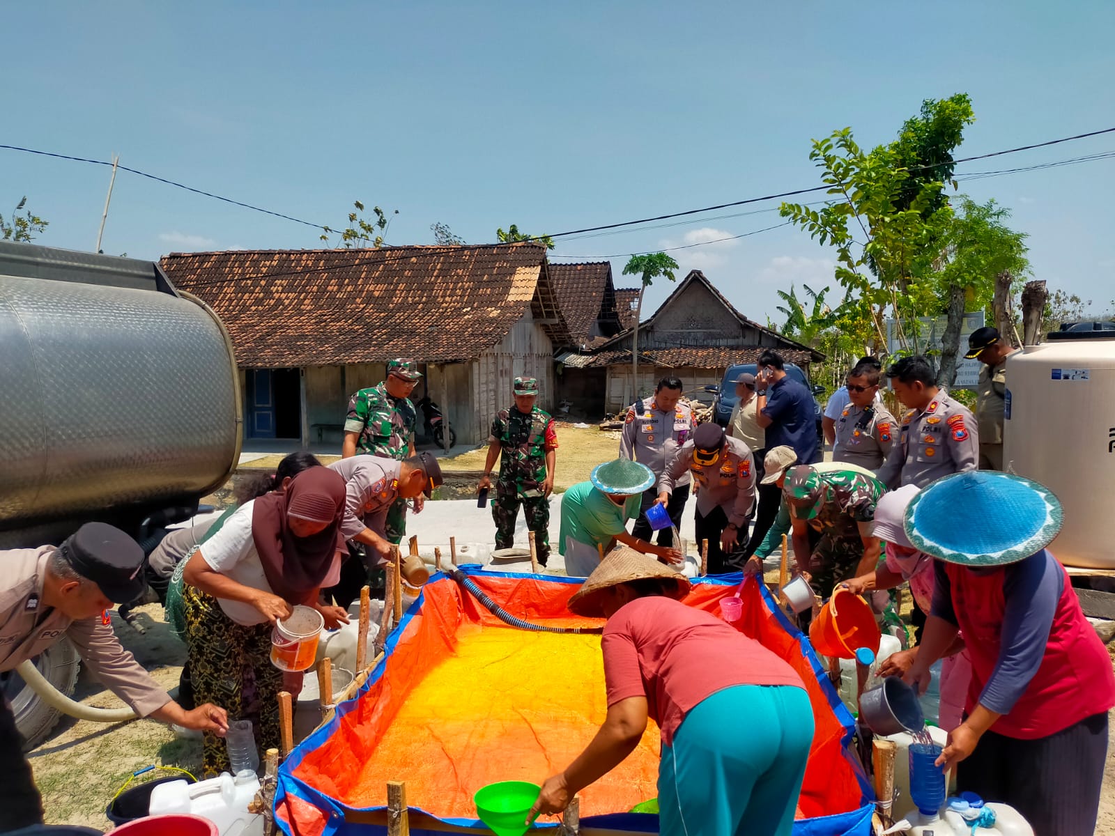 Sinergitas Polres Ngawi bersama TNI Salurkan Air Bersih untuk 700 Warga  Cantel Pitu