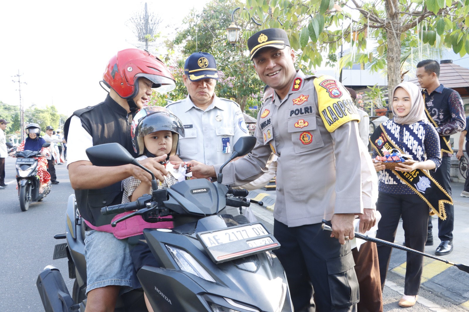 Edukasi di Operasi Zebra Semeru 2023,  Polres Madiun Kota Berbagi Helm Gratis