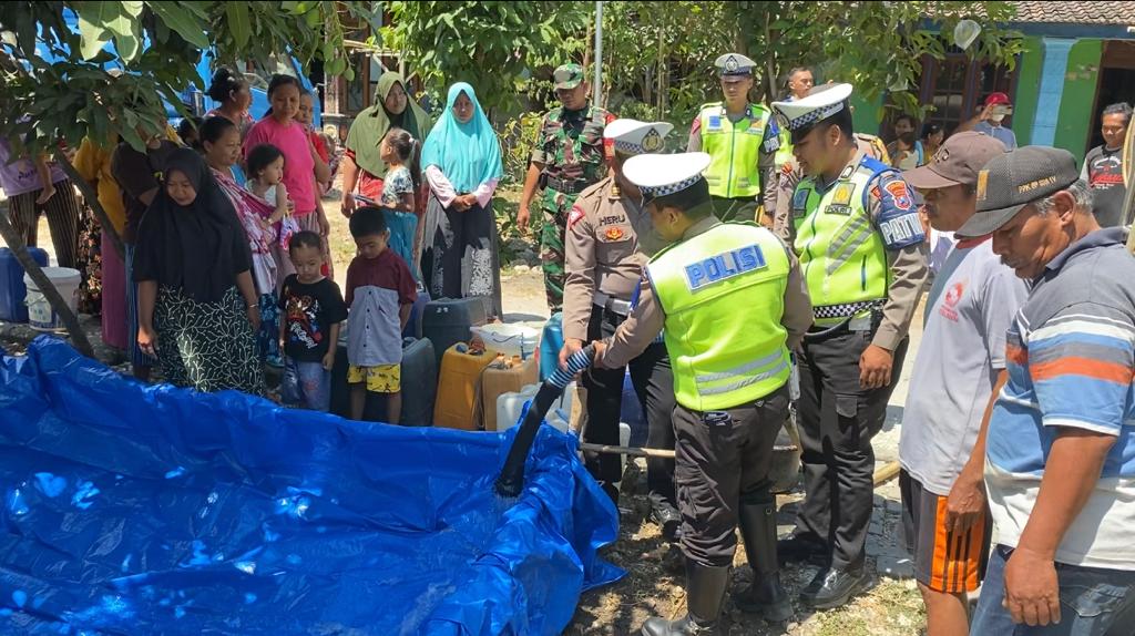 Polres Bojonegoro Kembali Salurkan Air Bersih Untuk Warga