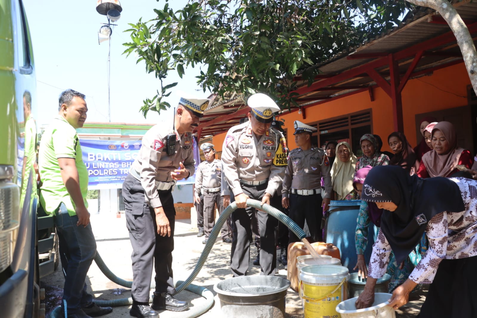 Sambut Hari Lalu Lintas Bhayangkara ke 68, Polantas Trenggalek Dropping Air Bersih Untuk Warga