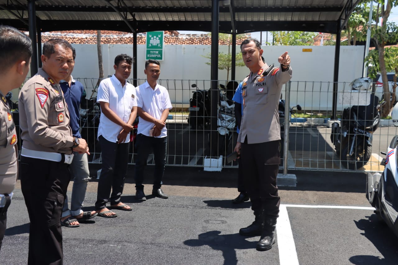 Pastikan Pelayanan SIM Profesional, Kapolres Pamekasan Cek Satpas