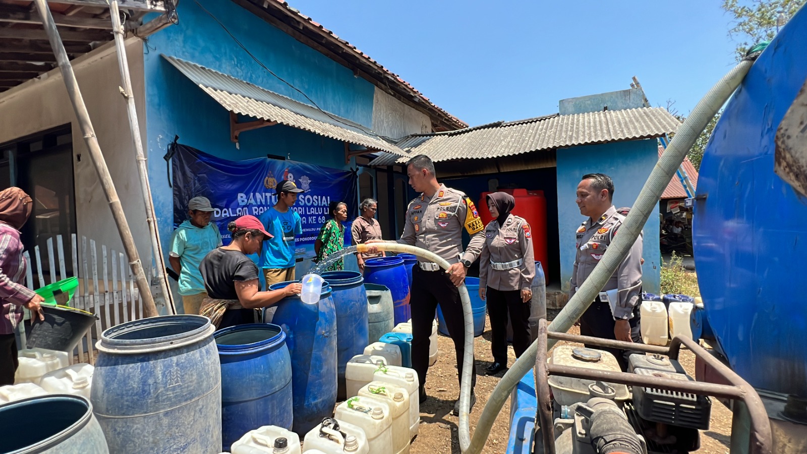 Polres Ponorogo Droping Air Bersih dan Sembako Untuk Warga