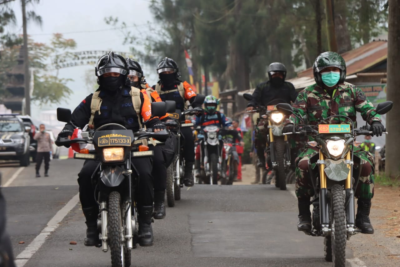 Sinergitas Polres Batu Bersama TNI Siagakan Personel di Gunung Arjuno Cegah Titik Api Meluas