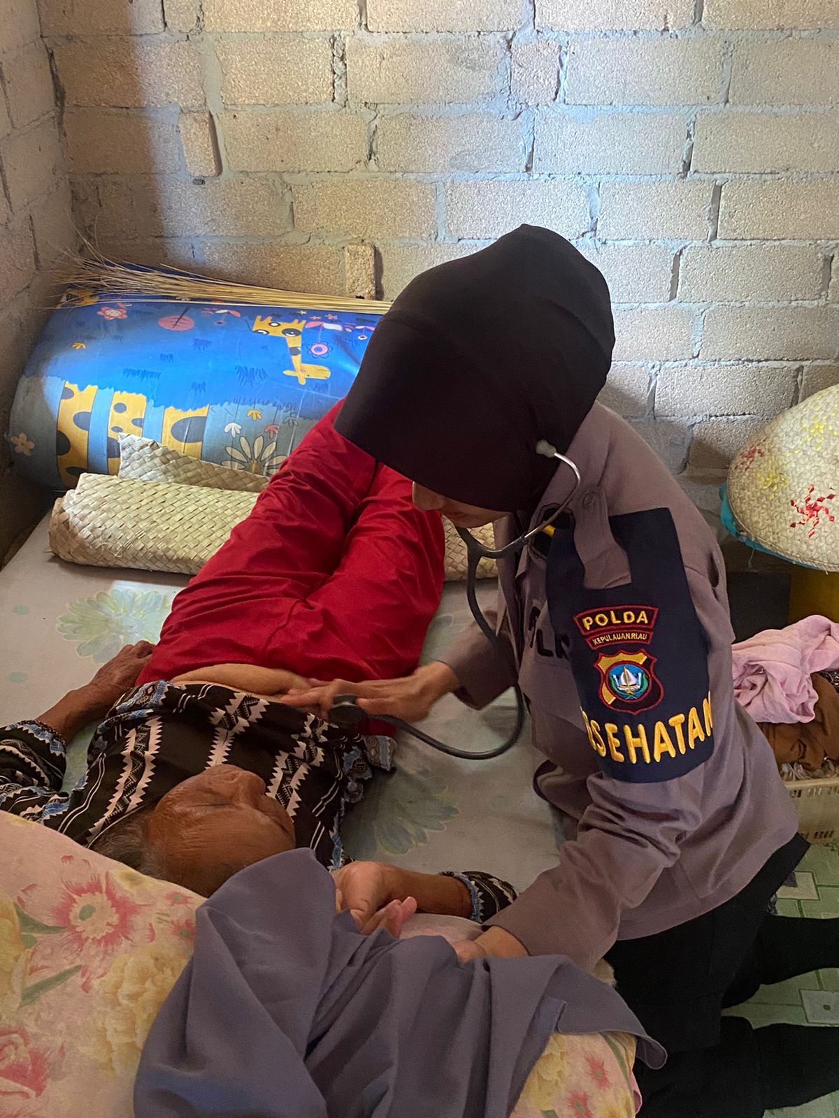 Warga Sambut Antusias Bakti Kesehatan Polri di Rempang