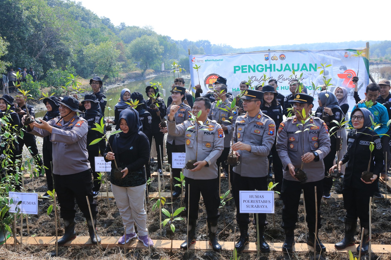 HUT Humas Polri Ke-72, Bidhumas Polda Jatim dan Jajaran Tanam Ribuan Bibit Mangrove Minimalisir Abrasi