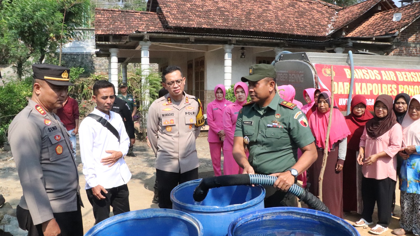 Polres Ponorogo Bersama Bhayangkari Kembali Droping Air Bersih Untuk Warga Terdampak Kemarau Panjang