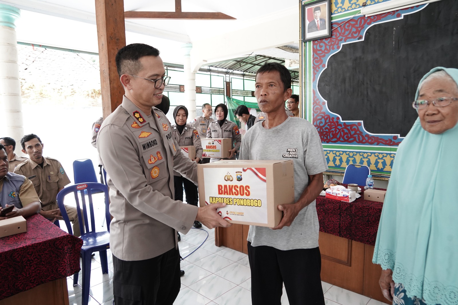 Polisi Peduli Ratusan Warga Terima Bantuan Sosial Polres Ponorogo