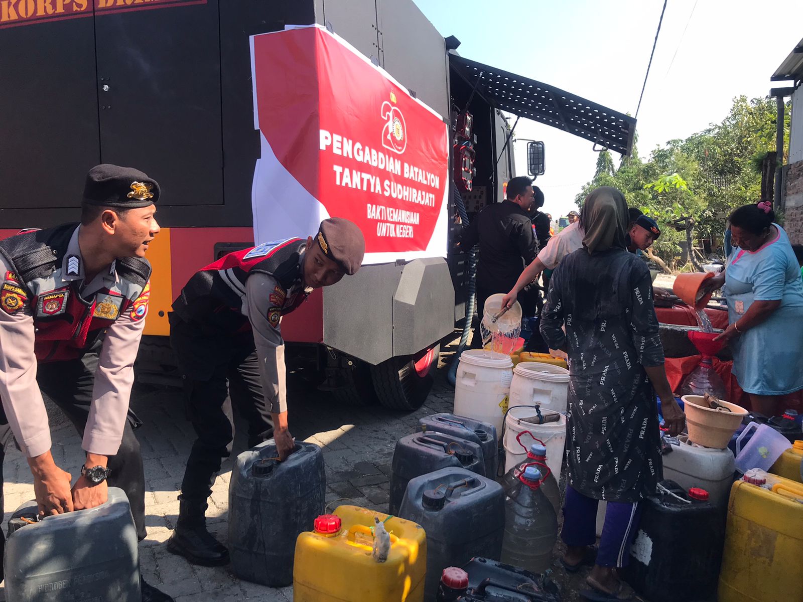 20 Tahun Mengabdi, Batalyon Tantya Sudhirajati  Salurkan 65 Ribu Liter Air Bersih