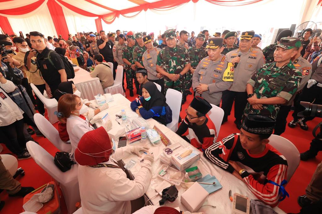 Kapolri dan Panglima TNI Beri Apresiasi Bakti Kesehatan dan Bakti Sosial Alumni AKABRI 91 Terpusat di Malang
