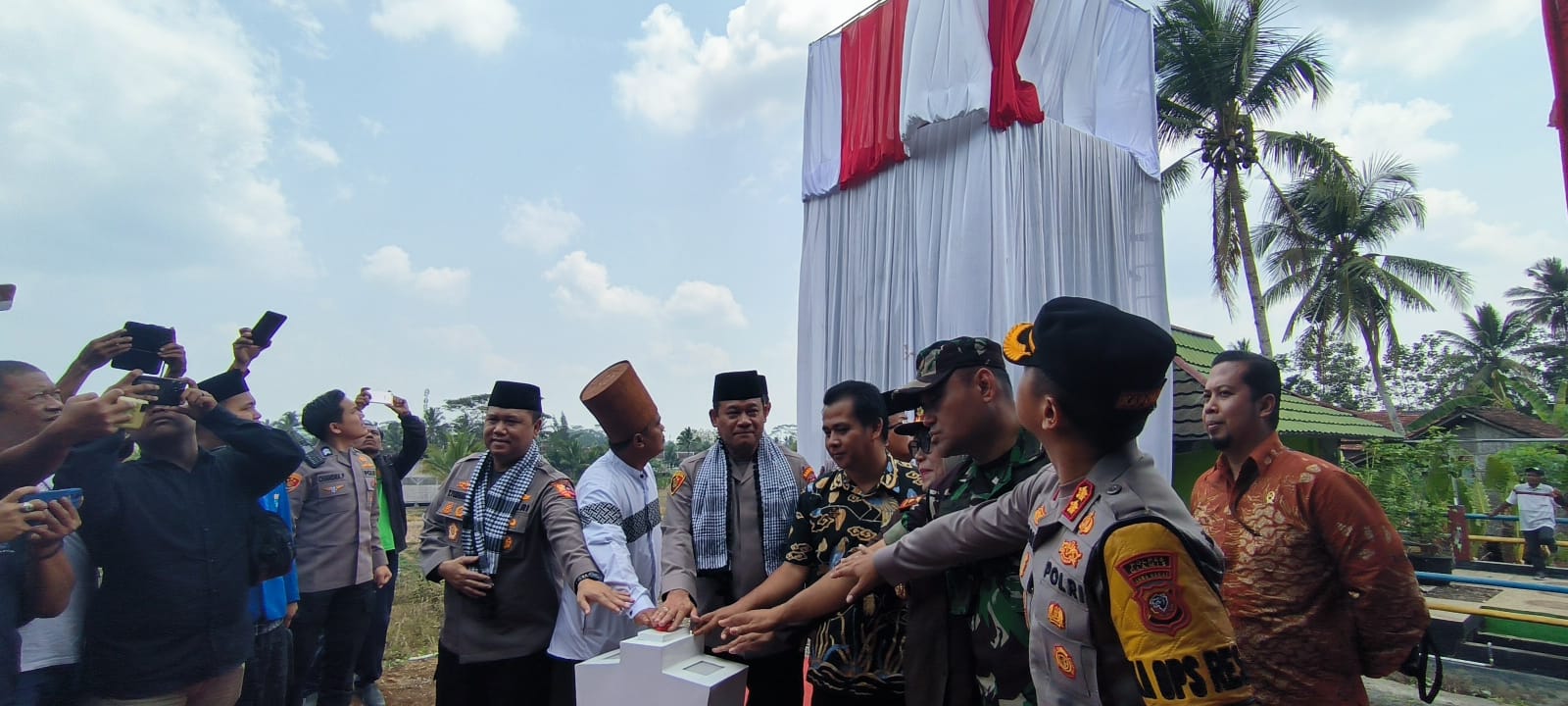 Bahagianya Warga Ciamis dapat Bantuan Sumur Bor dan  Paket Sembako dari Operasi NCS Polri