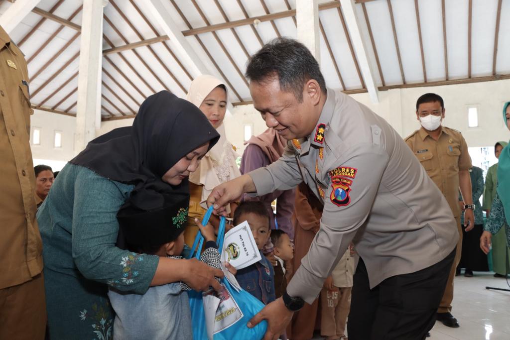 Kapolres Lamongan Hadiri Bakti Sosial Sembako Kepada Orang Tua Anak Asuh Stunting Dalam Rangka HUT TNI Ke 78