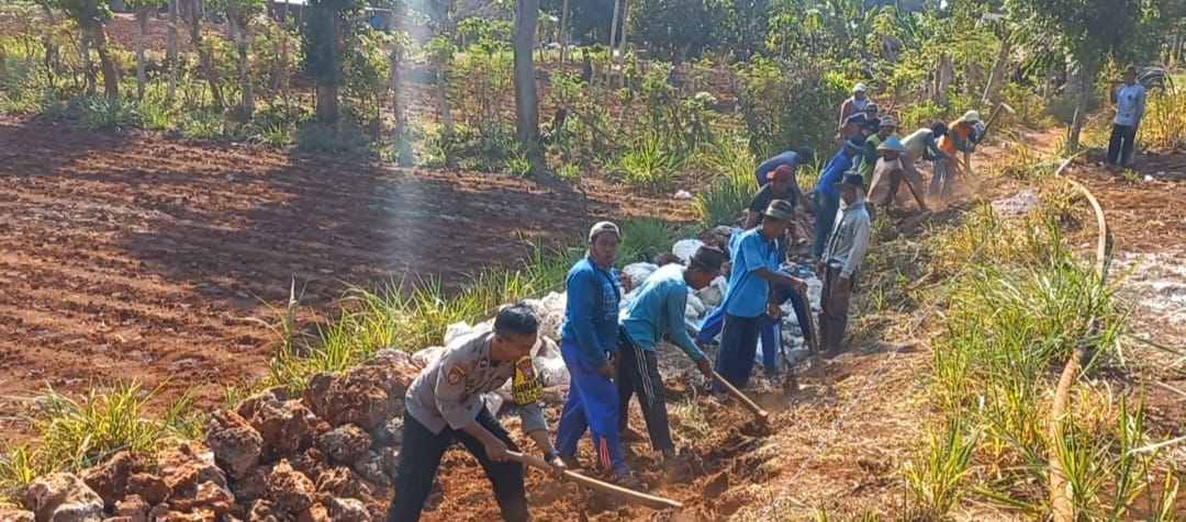 Bhabinkamtibmas Muda Ini Hadir, Berbuat Dan Bermanfaat Untuk Warga Desa Dagan Solokuro Dengan Buatkan Jalan Ke Persawahan