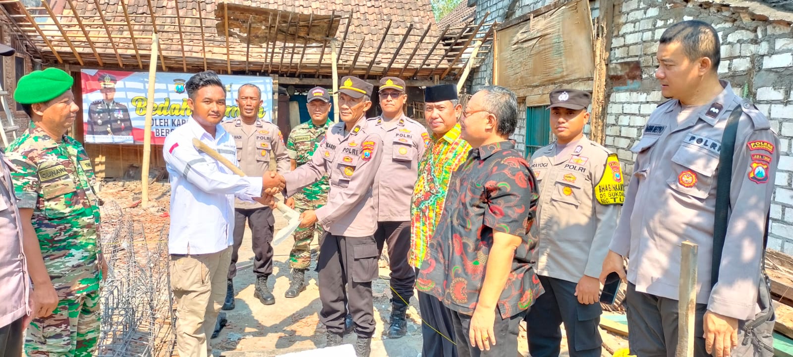 Polri Peduli, Polres Lamongan Bedah Rumah Warga Menjadi Layak Huni
