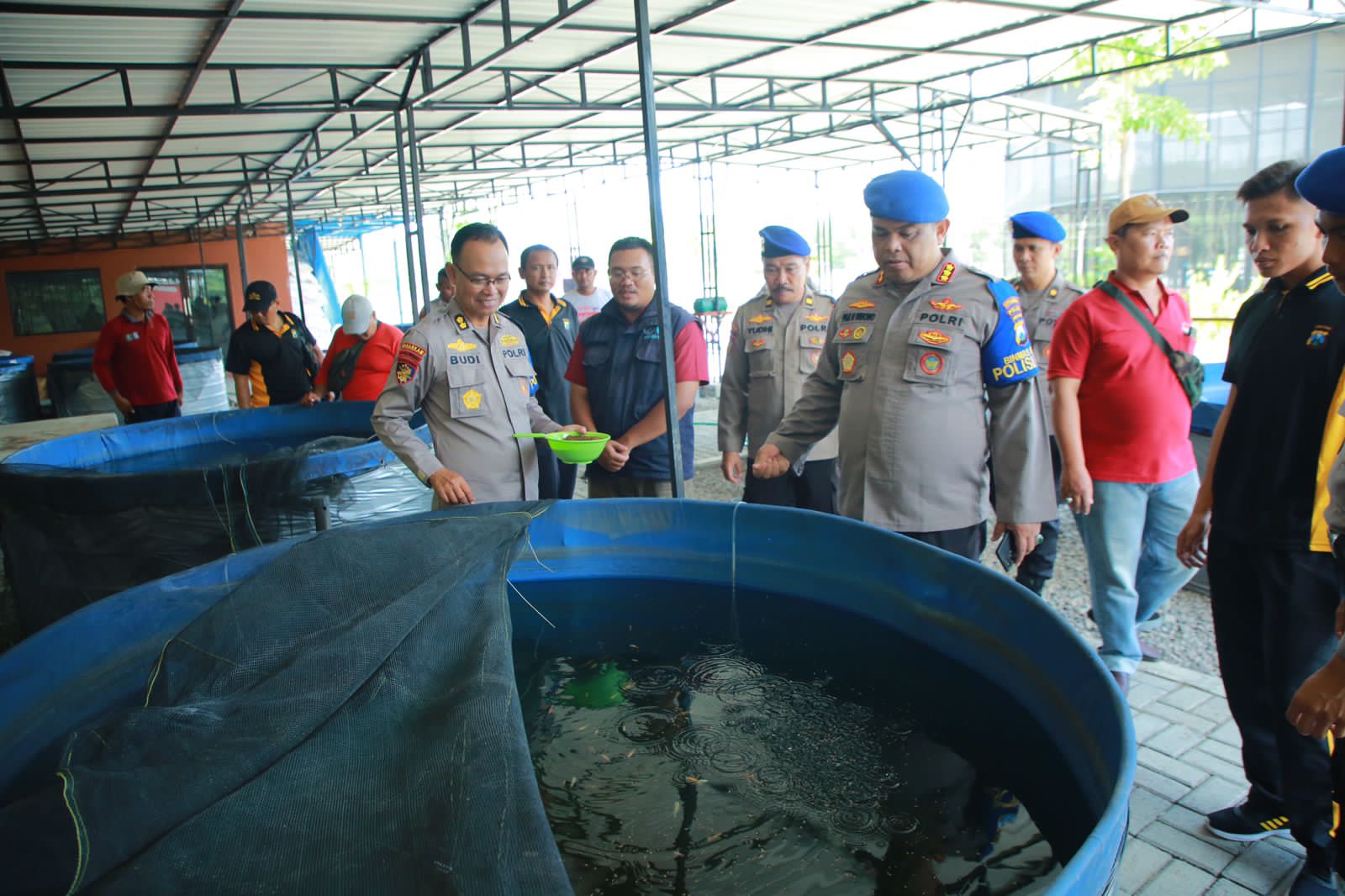 Dukung Ketahanan Pangan Ditpolairud Polda Jatim Beri Bantuan Ribuan Bibit Ikan Lele