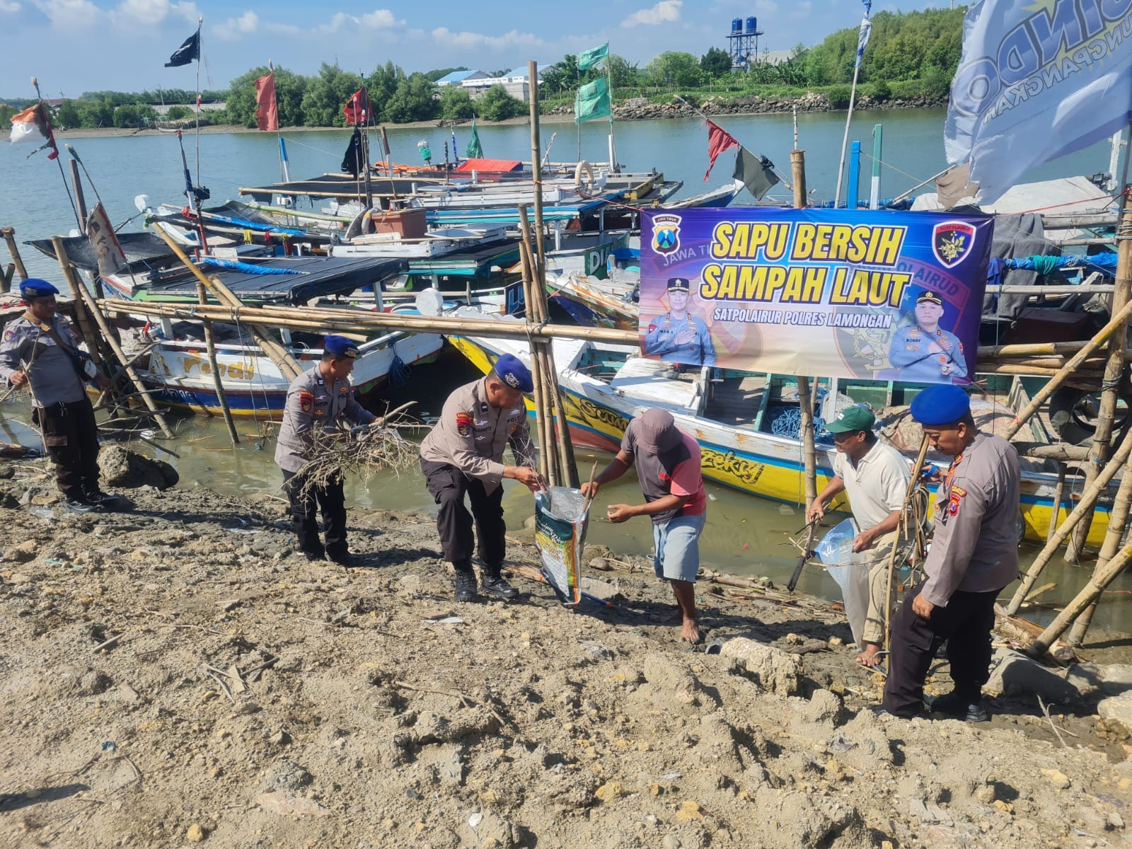 Polairud Polres Lamongan Laksanakan Program Unggulan “Giat Sapu Bersih Sampah di Laut” Bersama Warga Nelayan