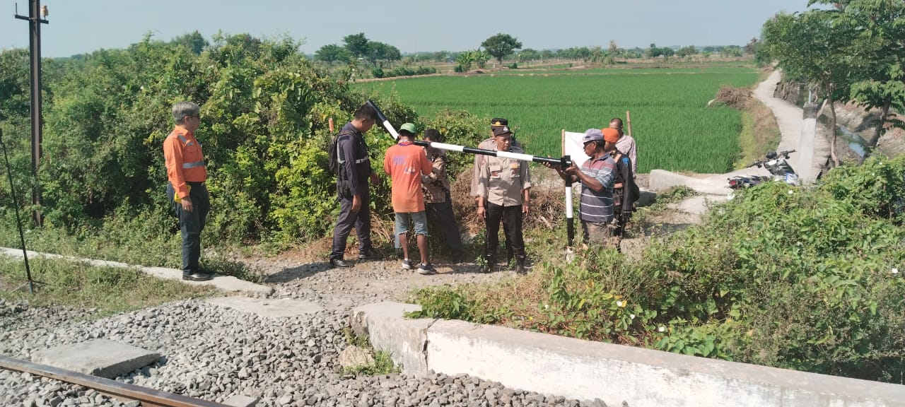 Polres Lamongan Bersama Jajaran Polsek Deket Pasang Portal di Perlintasan Rel Kereta Api Dusun Gajah Desa Rejosari