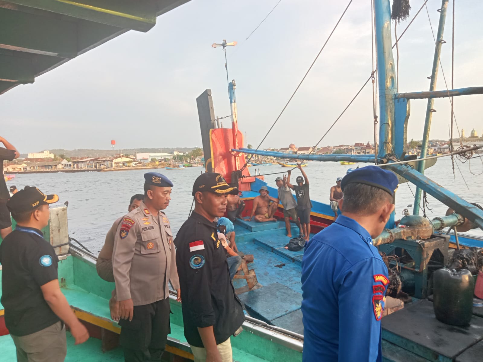 Gerak Cepat Satpolairud Polres Lamongan Bersama Damkar Padamkan Api di KMN Duta Energy