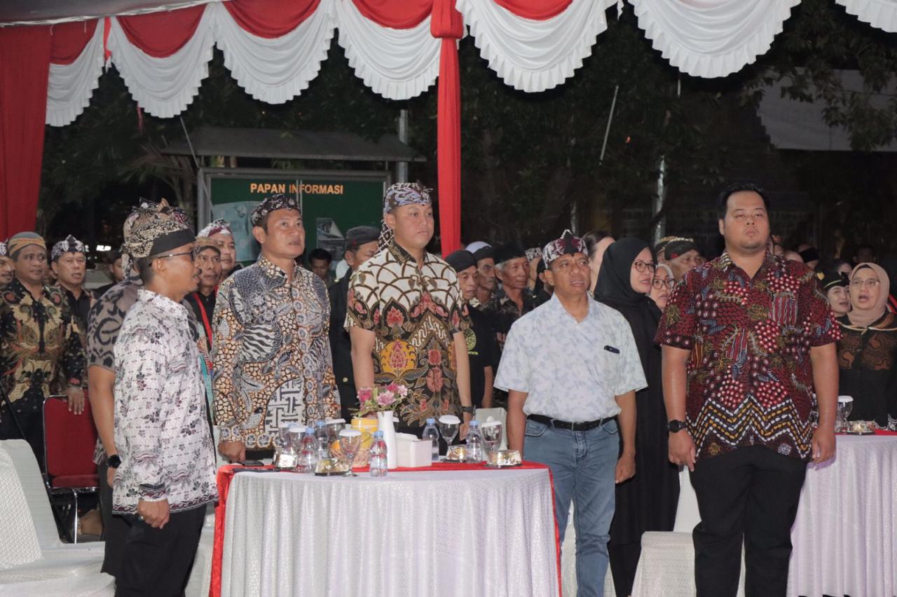 Kapolres Lamongan Hadiri Pagelaran Wayang Kulit dalam Rangka Hari Jadi Lamongan ke-455 dan Sosialisasi Ketentuan Peraturan Perundang-undangan di Bidang Cukai