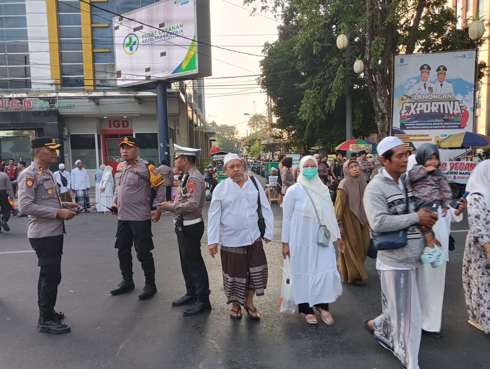 Polres Lamongan Amankan Kegiatan Majlis Dzikir Maulidur Rasul SAW Dan Haul Akbar Lamongan 2024 Jamaah Al Khidmah Dalam Rangka Hari Jadi Lamongan Ke-455