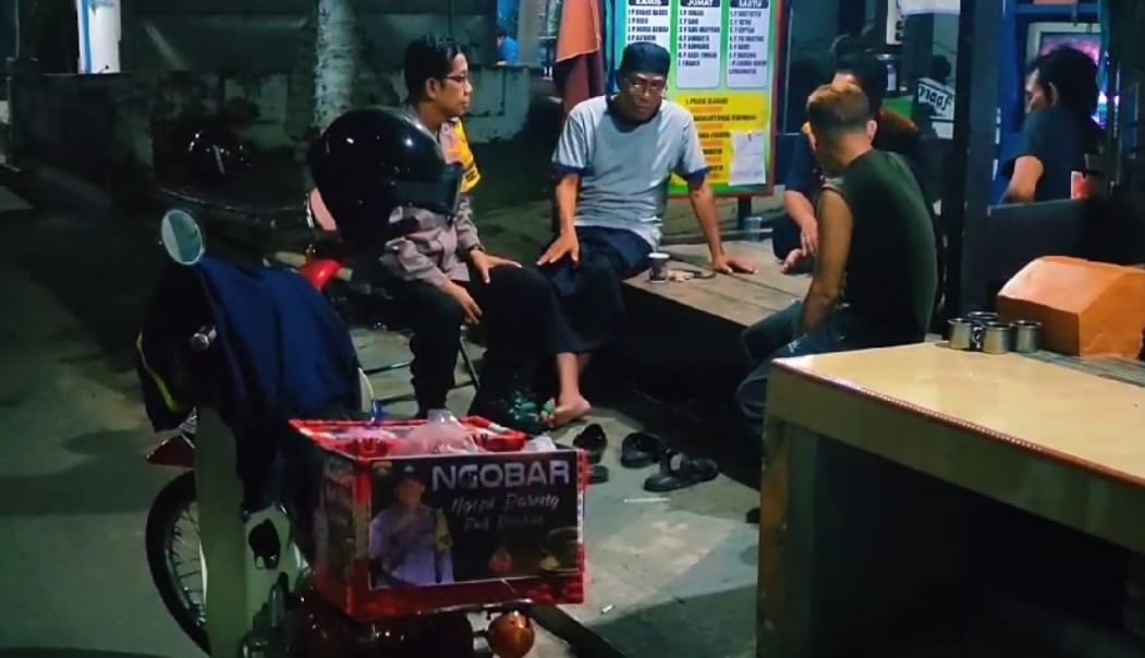 Cara Unik Pak Bhabin Dlanggu Ajak Masyarakat Jaga Kamtibmas di Mojokerto