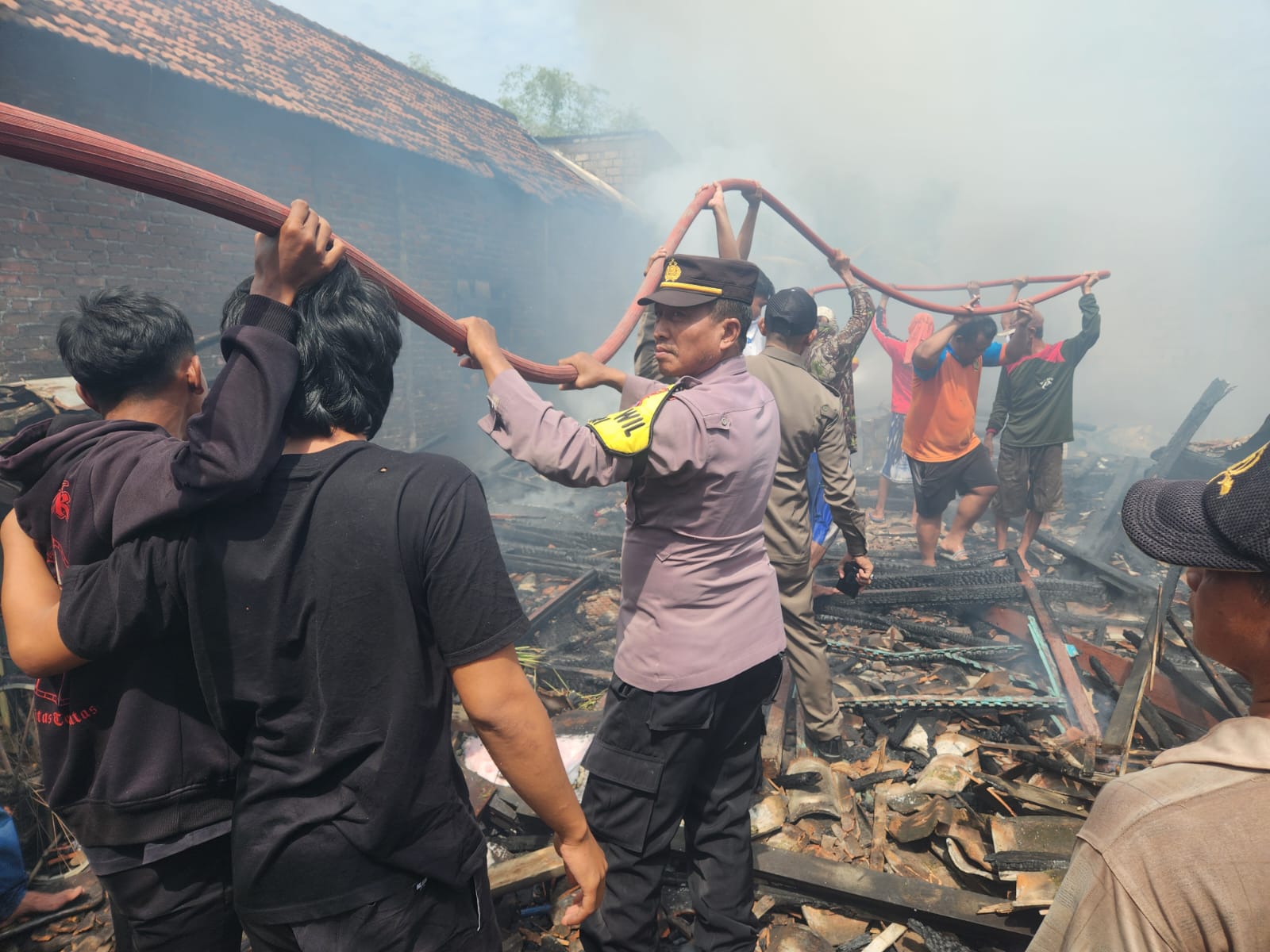 Polsek Turi Bersama Damkar dan Warga Sekitar Berhasil Padamkan Api di Dusun Doro