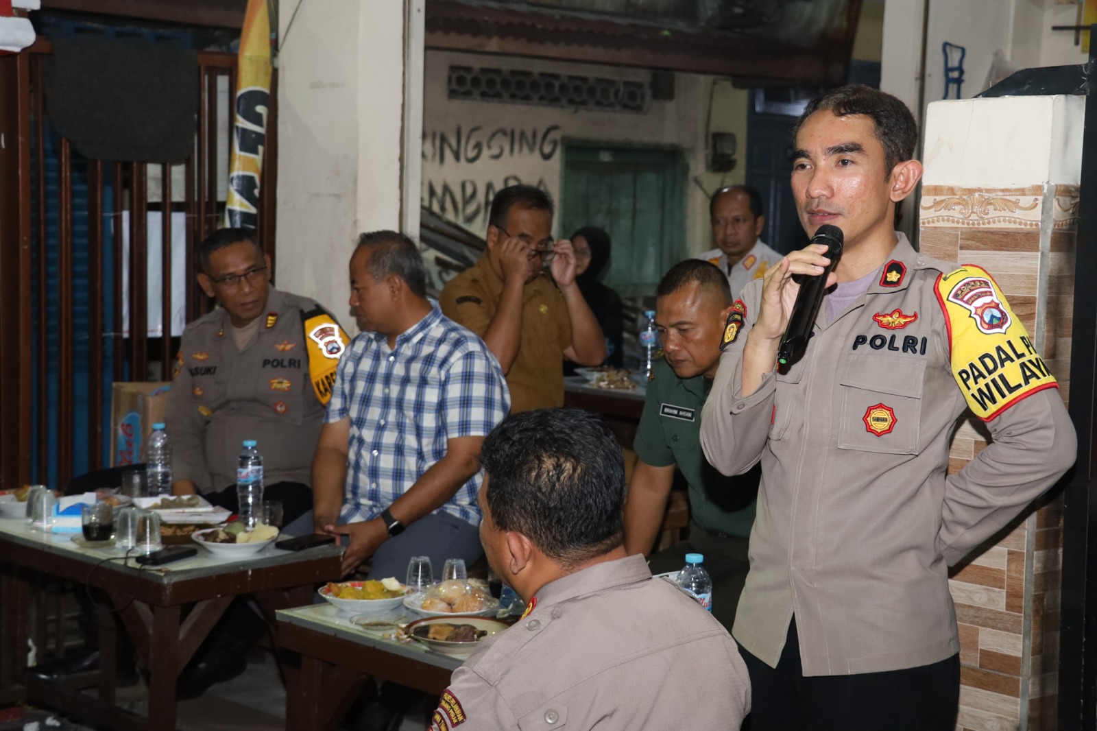 Polres Tanjungperak Gelar Cangkrukan Kamtibmas Ajak Warga Jaga Kondusifitas Jelang Pilkada 2024