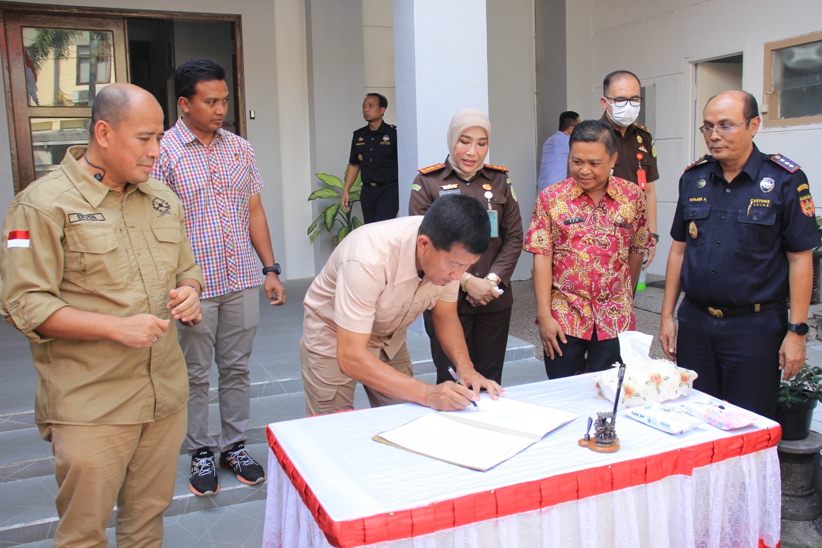 Kasat Resnarkoba Polres Lamongan Hadiri Pemusnahan Barang Bukti Tindak Pidana di Kejaksaan Negeri Lamongan