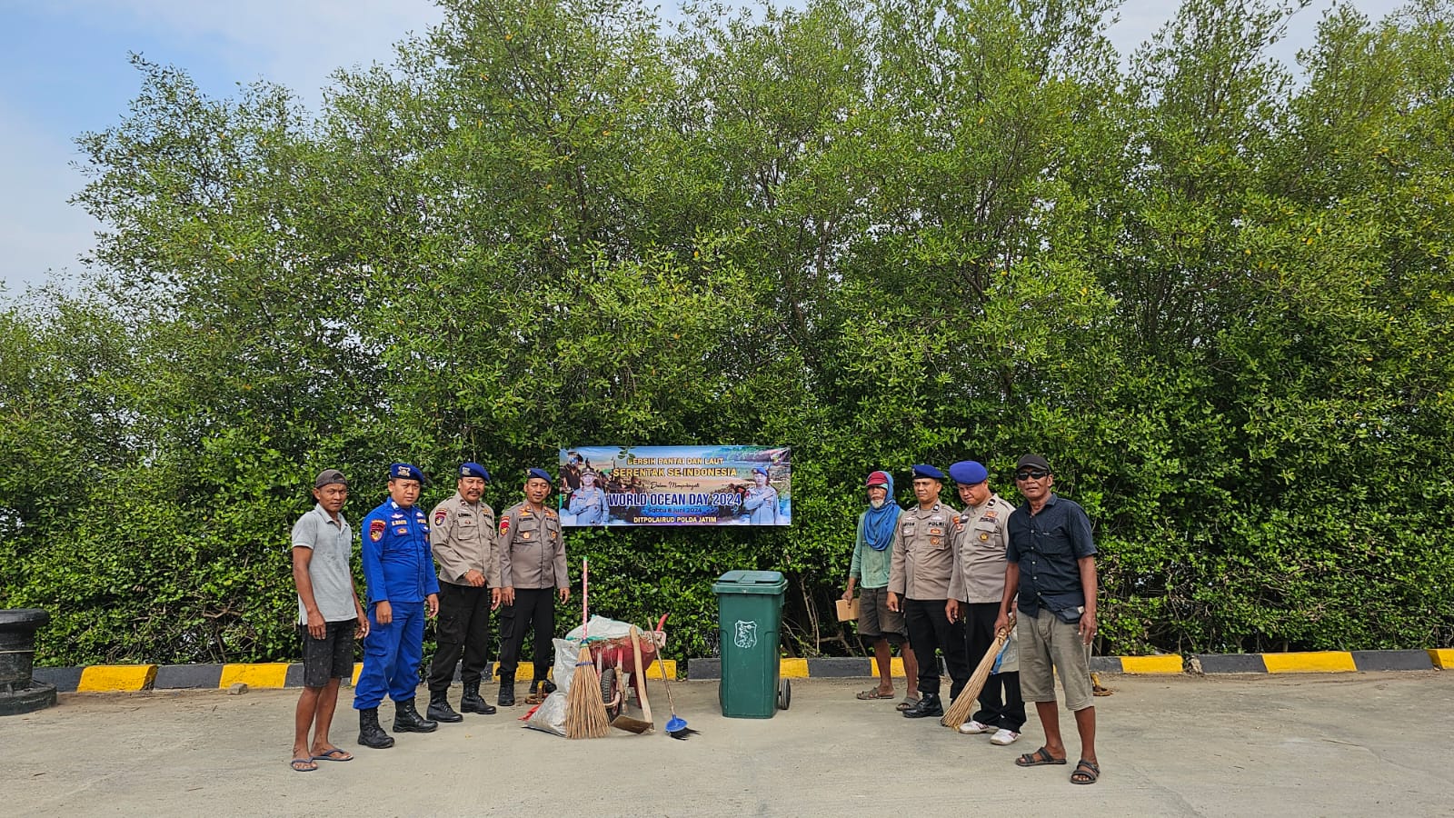 Anggota Satpolairud Polres Lamongan dan Nelayan Desa Sedayulawas Bersihkan Pantai dan Laut dalam Rangka World Ocean Day 2024