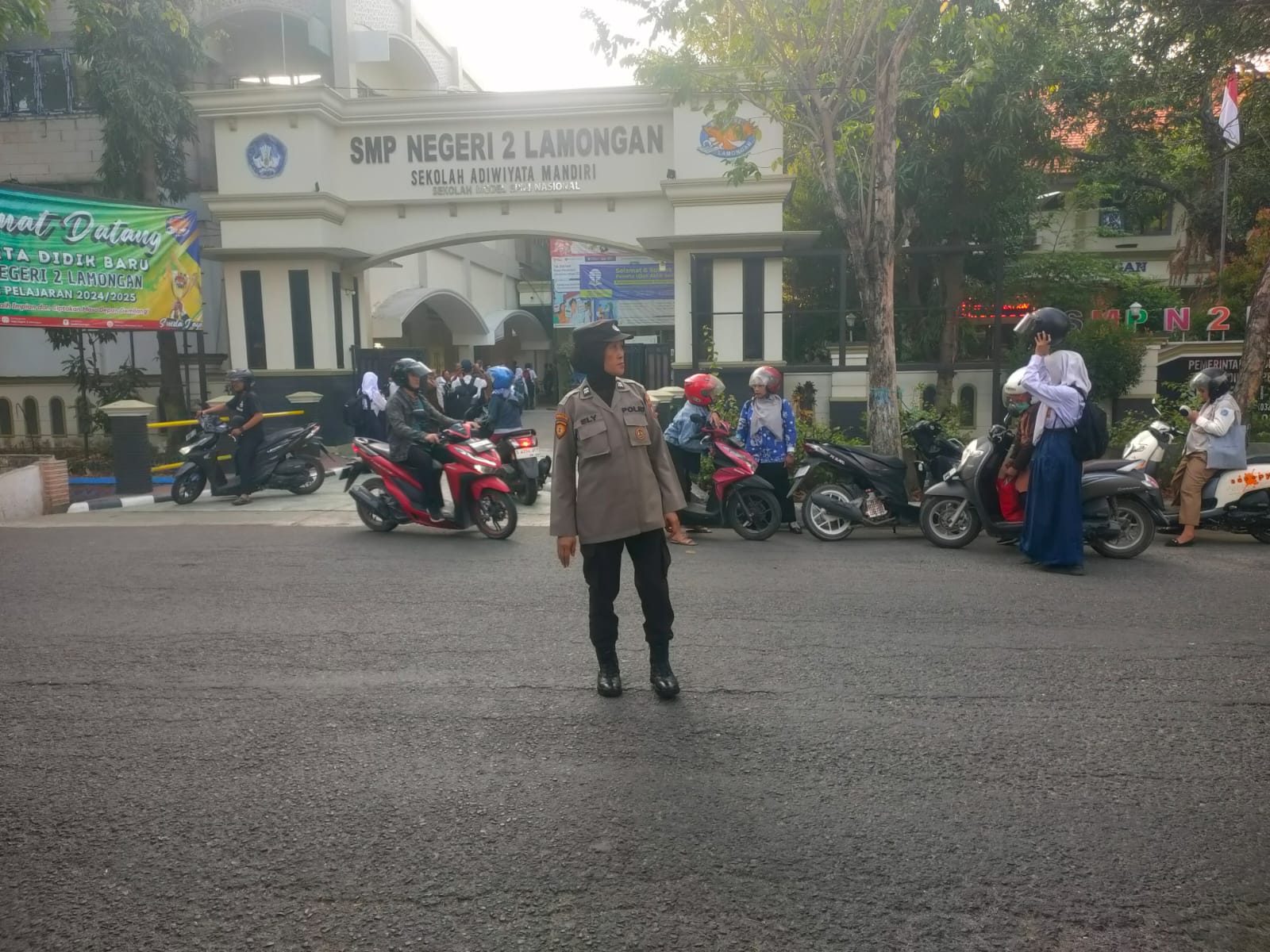 Personel Polres Lamongan Laksanakan Commander Wish Pagi Hari