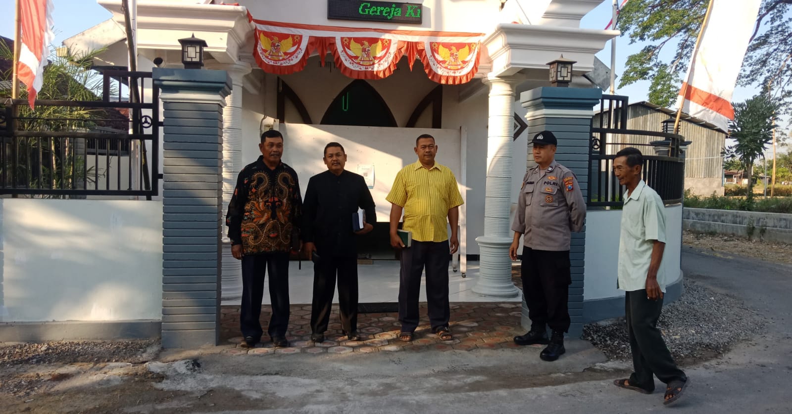 Polsek Jajaran Polres Lamongan Amankan Ibadah Minggu Pagi Umat Nasrani
