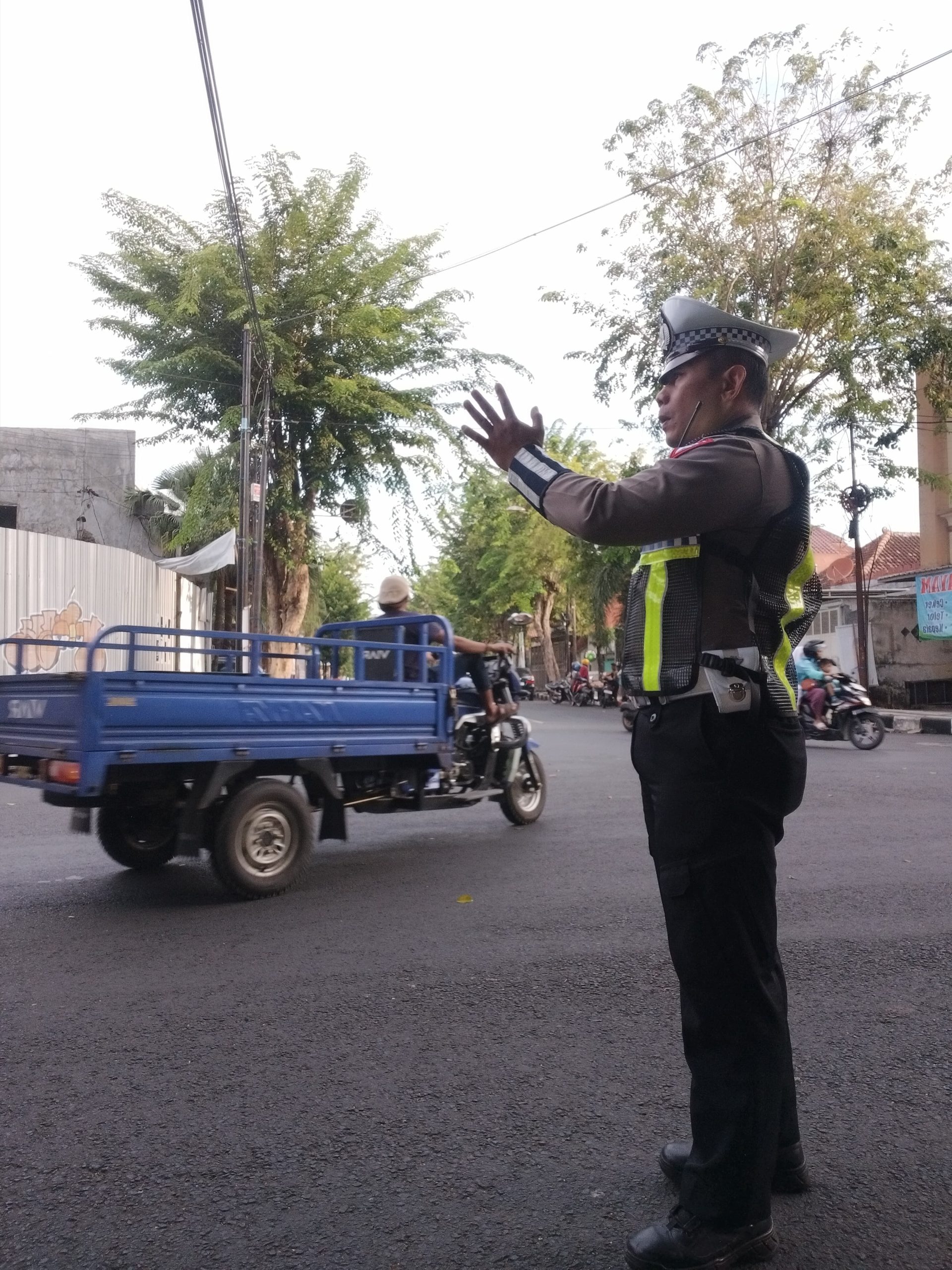Demi Kelancaran Arus Lalu Lintas, Personel Polres Lamongan Laksanakan Commander Wish